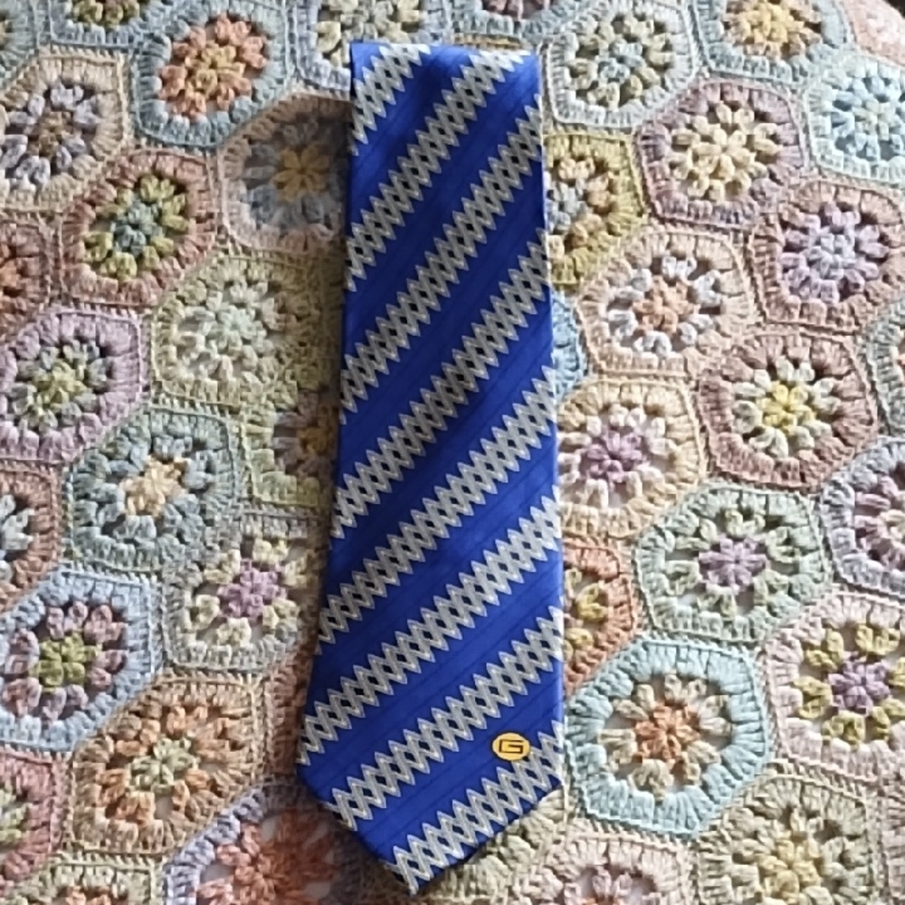 Vintage GUCCI Pure Silk Blue Zig Zag Pattern Tie